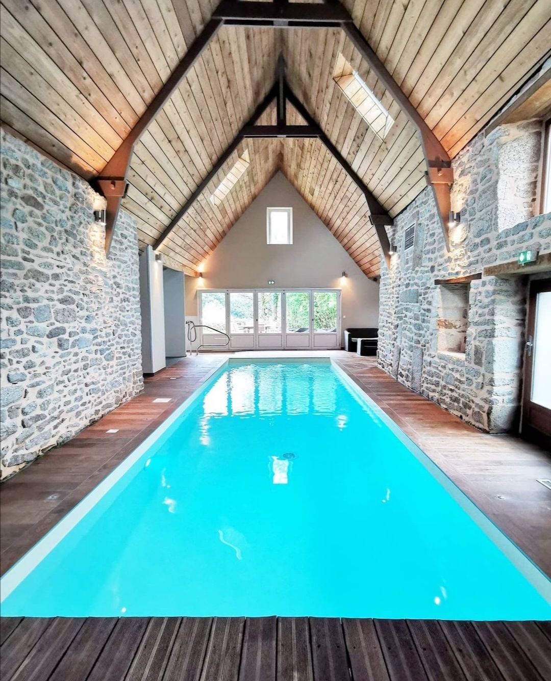 piscine et cabanes dans les arbres